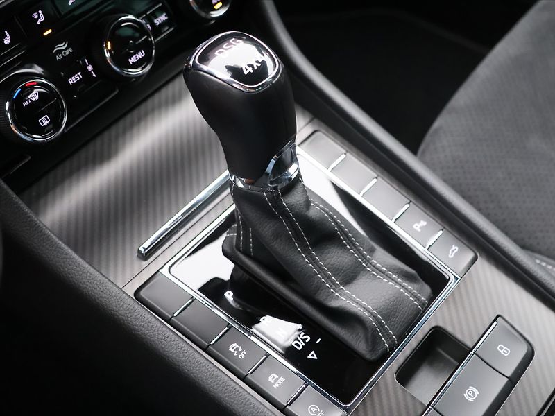 Škoda Superb 2.0 TSI 200kW DSG SportLine - fotka 31 z 42