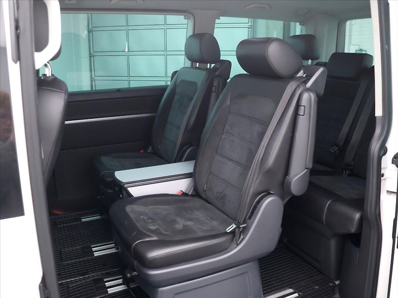 Volkswagen Multivan 2,0 TDI 150kW Highline DSG 4x4 - fotka 15 z 36