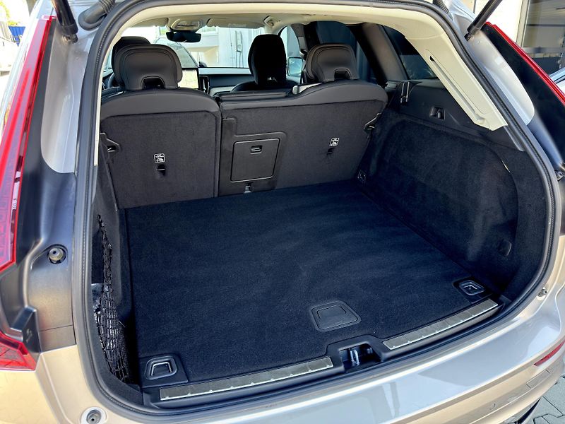Volvo XC60 B5 AWD PLUS DARK // REZERVACE  - fotka 12 z 44