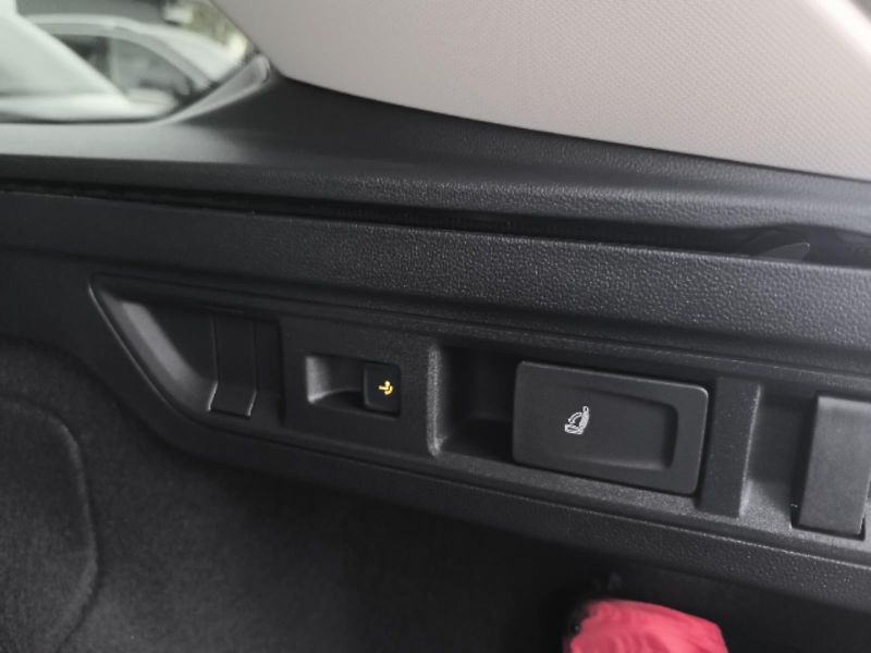 Volkswagen Passat Elegance 1,5 eTSI 110 kW mHEV - fotka 21 z 24