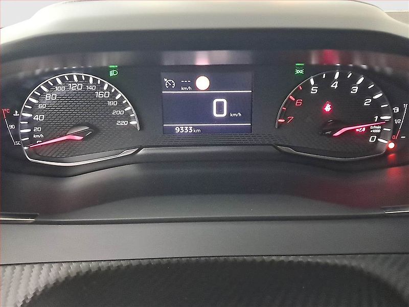 Peugeot 2008 (2023) 1.2 PureTech, ČR,1.maj - fotka 11 z 16