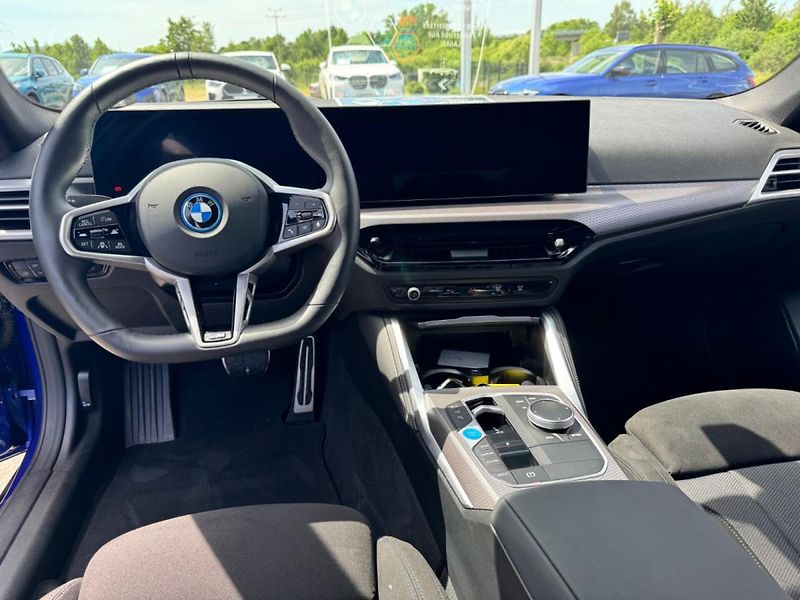 BMW i4 xDrive40 M-Sport HuD 360 DAPro - fotka 10 z 22