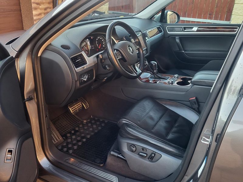 Volkswagen Touareg 4.2V8 TDi 250kW*1.MAJITEL* - fotka 10 z 40