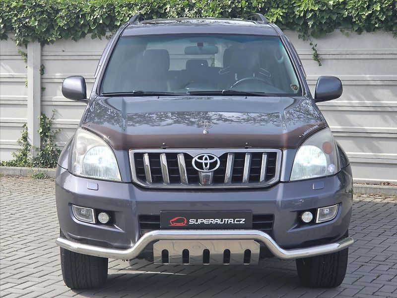 Toyota Land Cruiser 3,0 D-4D 127kW 8-míst ČR 1.maj - fotka 2 z 44