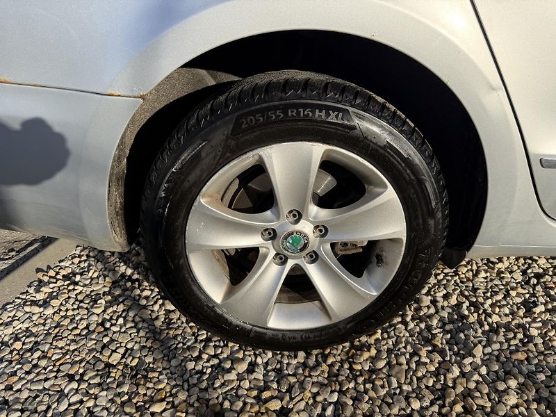 Škoda Superb II 2,0 TDi/103kW - Klima,ESP,. - fotka 55 z 71
