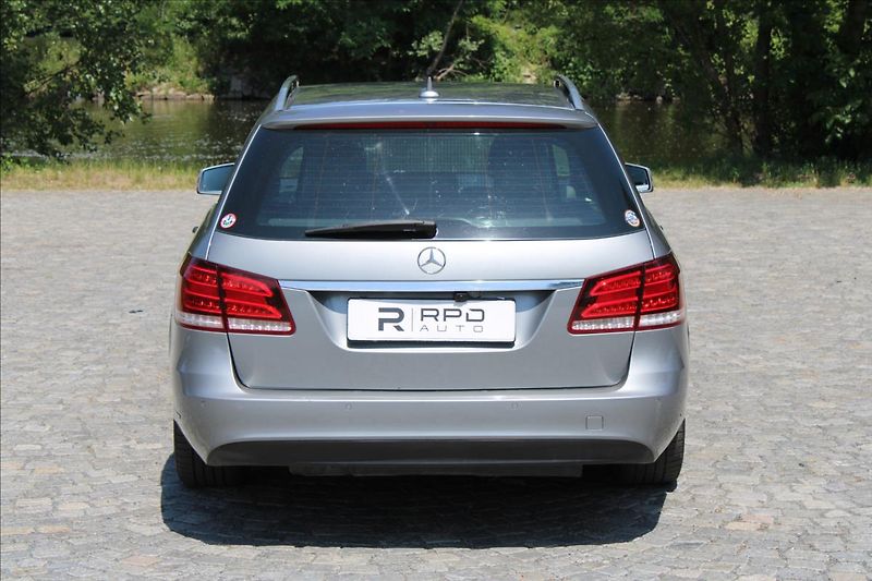 Mercedes-Benz Třídy E 350CDI 4M/ACC/KEYLESS/DPH - fotka 5 z 46