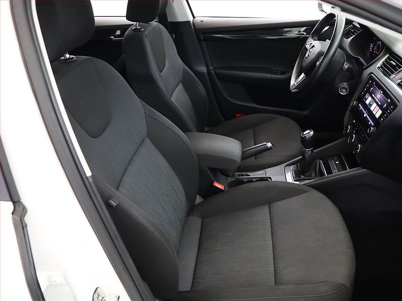 Škoda Octavia (2018) 1.5 TSI, Navi, Tempomat - fotka 7 z 17