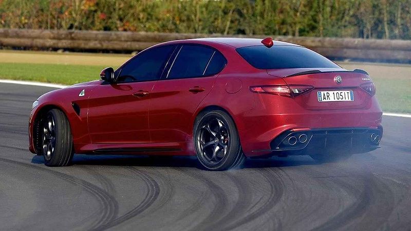 Neoficiální ilustrace Alfy Romeo Giulia Coupe Quadrifoglio.