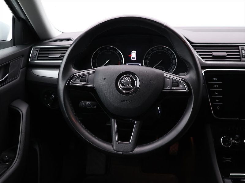 Škoda Superb 2,0 TDI 110kW DSG Style - fotka 17 z 35