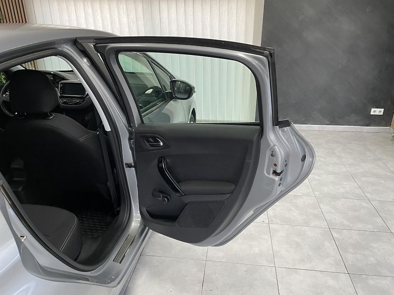 Peugeot 208 1.2 PT ČR 1.MAJ.SERVISKA       - fotka 15 z 25