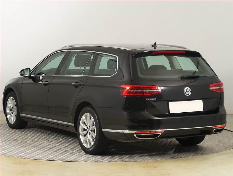 Volkswagen Passat (2019) Highline 2.0 TDI, Automat - fotka 4 z 21