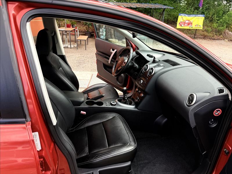Nissan Qashqai 2,0 i Tekna - fotka 19 z 23