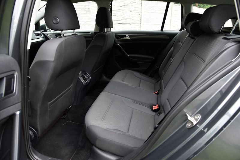 Volkswagen Golf 1.6 TDi CR DSG COMFORTLINE,NAV - fotka 37 z 50