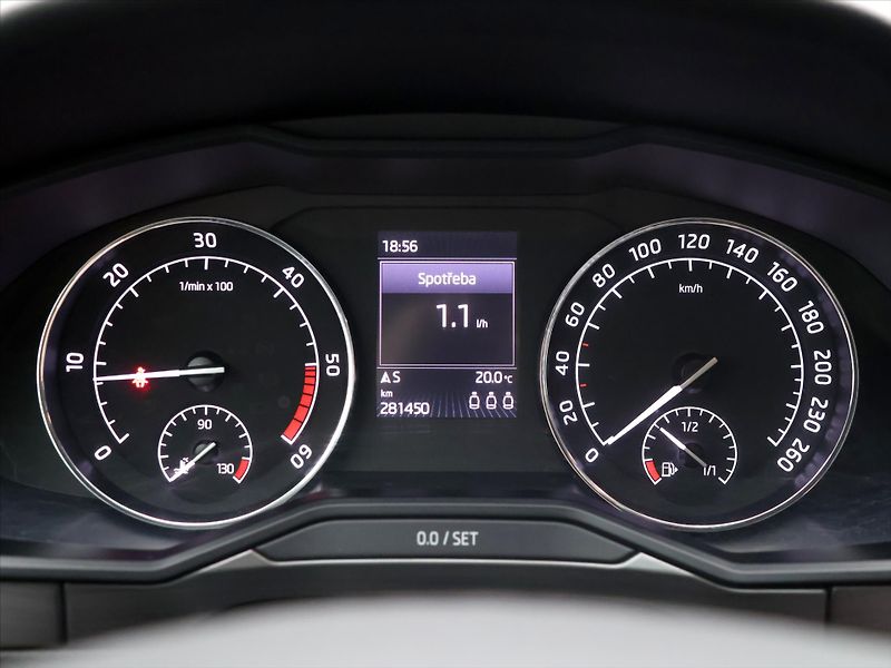 Škoda Superb 2.0 TDI 110kW Style Bi-Xenon - fotka 18 z 38