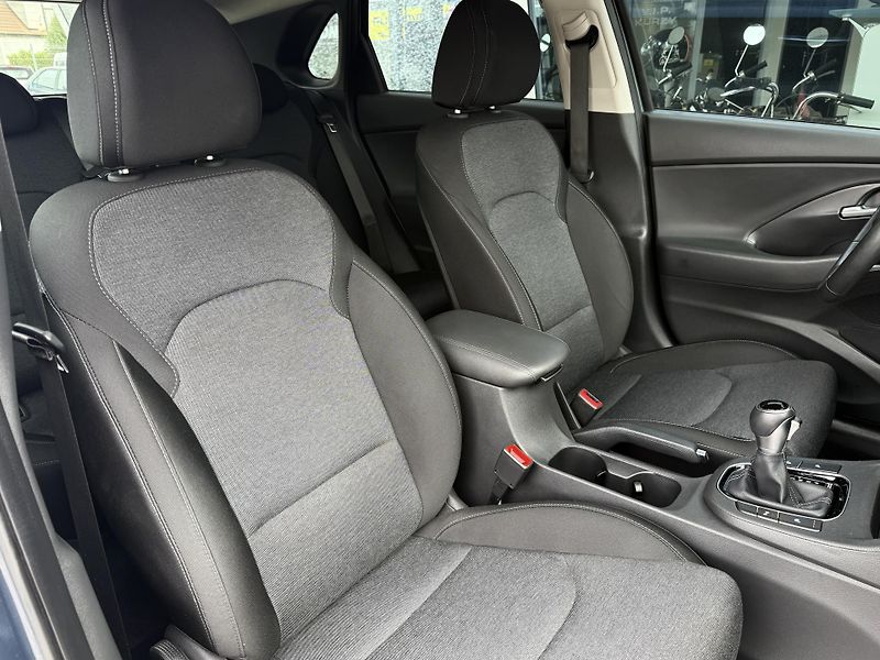 Hyundai i30 1,5 T-GDI DCT Smart Automat ČR - fotka 20 z 40