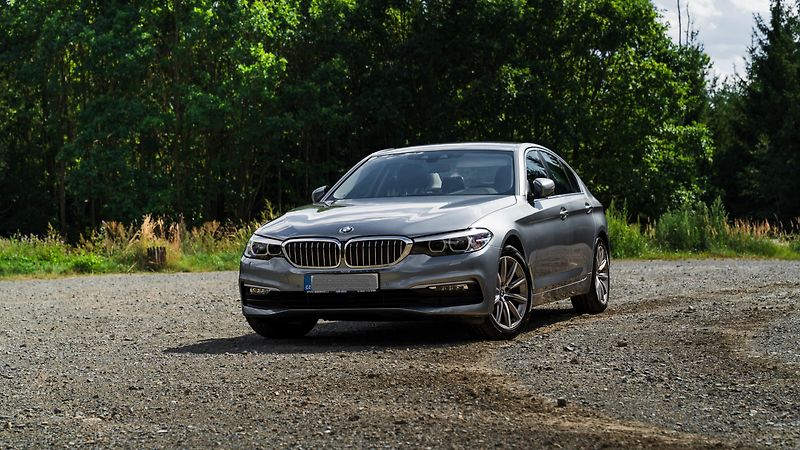 BMW Řada 5 (2017) BMW 520d xDrive Limousine - fotka 2 z 43