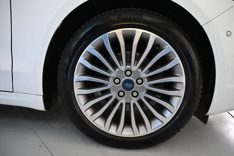 Ford Mondeo (2021) 2.0 140 KW LED SONY Titanium T - fotka 37 z 39