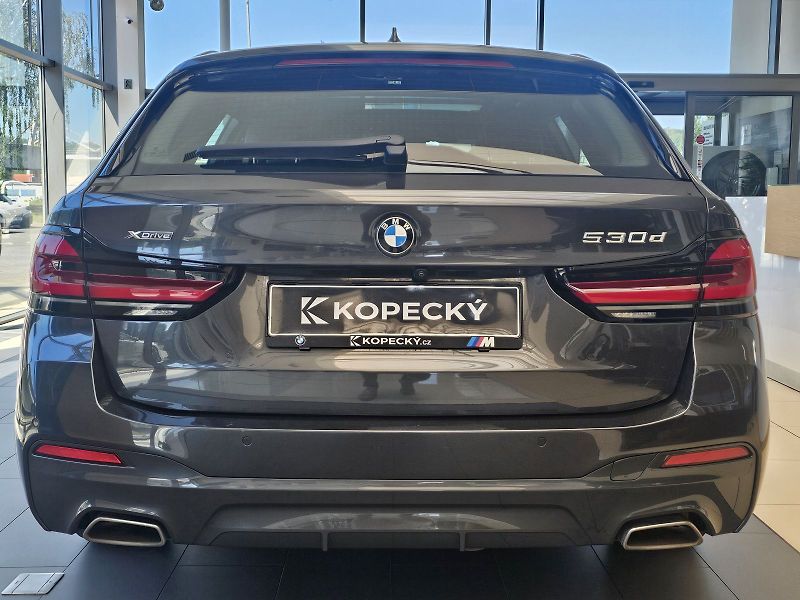 BMW Řada 5 530d xDrive - fotka 7 z 30