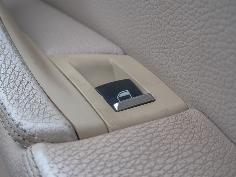 BMW Řada 5 (2010) 3.0i mat – NAVI - fotka 34 z 49