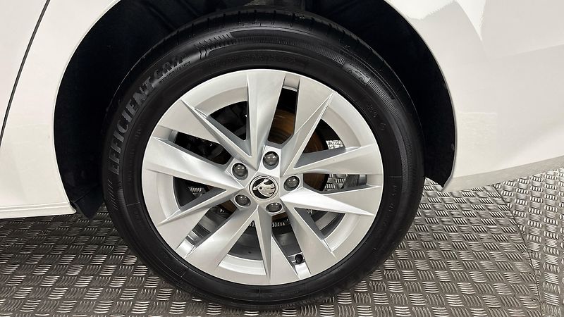 Škoda Octavia 2.0 TDI DSG Style Combi - fotka 19 z 26