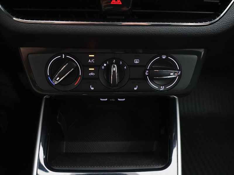 Škoda Fabia 1,5 TSI 110kW DSG Style 1.Maj - fotka 22 z 32