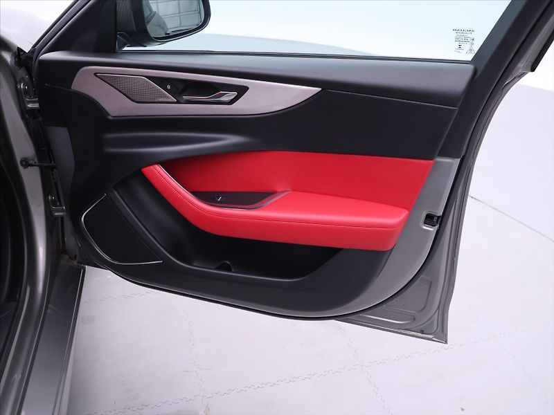 Jaguar XE 2,0 P300 221kW R-Dynamic DPH - fotka 14 z 43