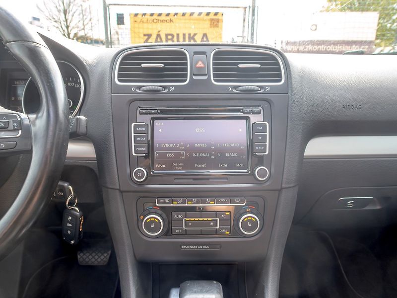 Volkswagen Golf (2010) 1.6TDI 77KW DSG – PO ROZVODECH - fotka 26 z 48