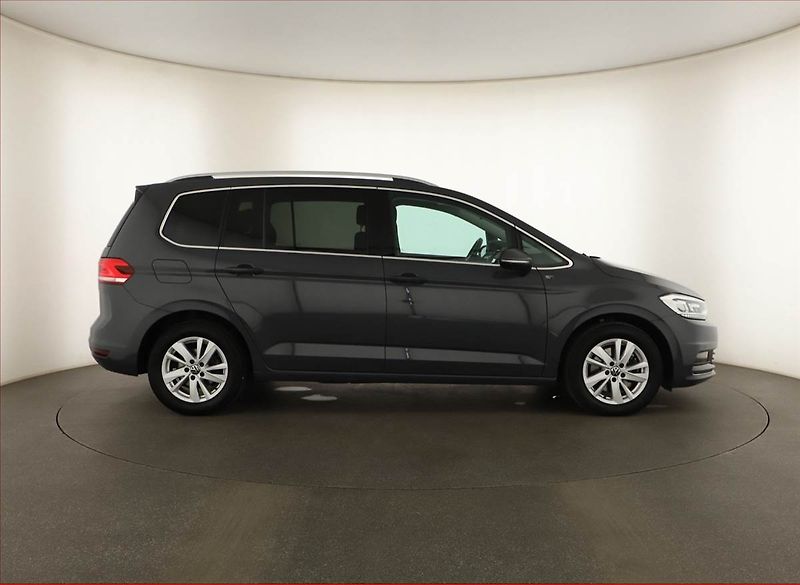 Volkswagen Touran (2023) 2.0 TDI - fotka 6 z 17