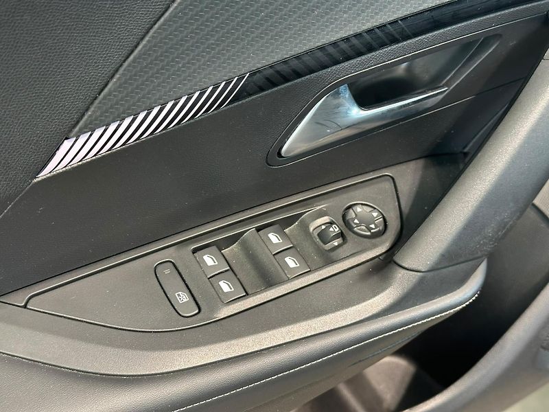 Peugeot 2008 1,2 PureTech Allure  74kW - fotka 17 z 17