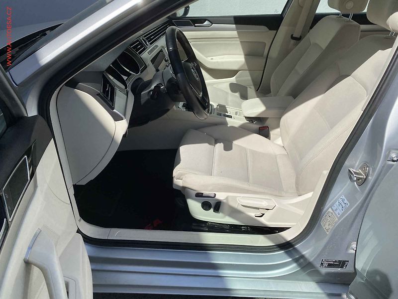 Volkswagen Passat (2018) 2.0 TDi, Comfortline, DSG - fotka 9 z 18