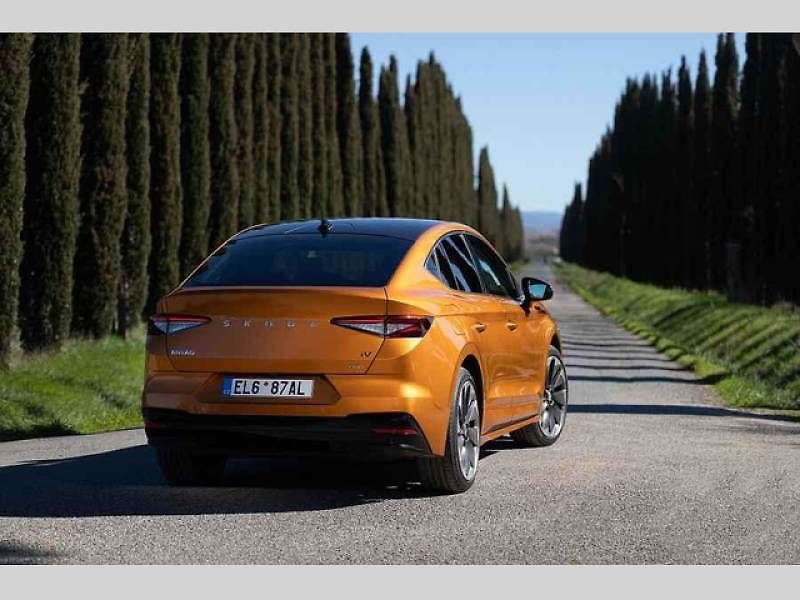Plně elektrické SUV Škoda Enyaq Coupé iV (na snímku) se představilo v roce 2022 a vzbudilo u zákazníků velký zájem. Automobilka zrychluje svoji elektrickou ofenzivu: do roku 2026 představí tři zcela nové elektrické modely a další budou následovat.