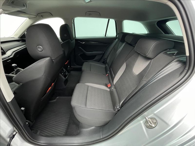 Škoda Octavia 2,0 TDI Combi Ambition Plus - fotka 16 z 24