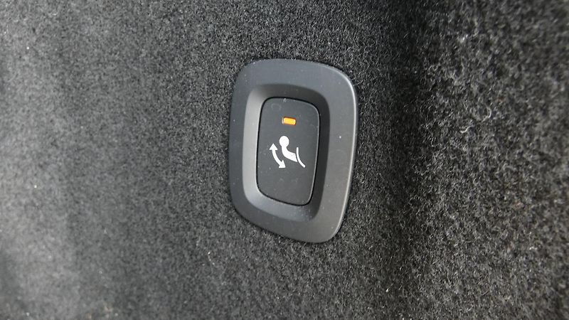 Volvo XC60 B4 AWD R Design - fotka 21 z 24
