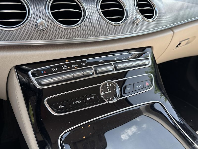 Mercedes-Benz Třídy E E200 135kw 1 maj ČR 52 000 km - fotka 24 z 28
