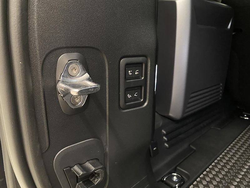 Land Rover Defender (2026) OCTA BLACK AWD AUT - fotka 80 z 81