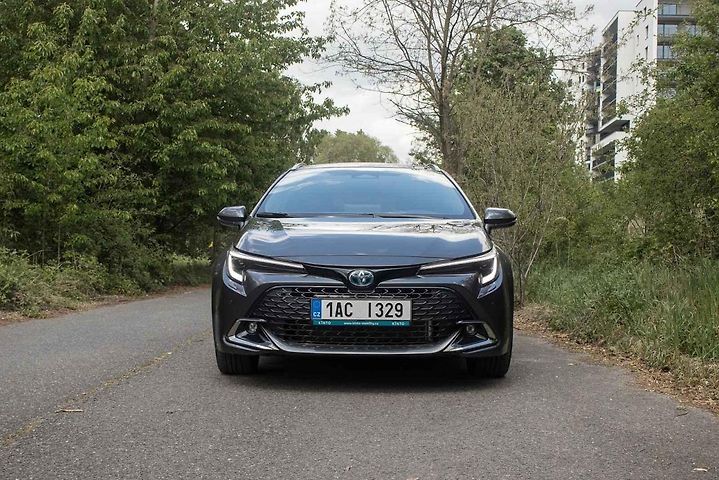 Toyota Corolla se prodává hned ve čtyřech variantách karoserie - SUV, hatchback, sedan a kombi.