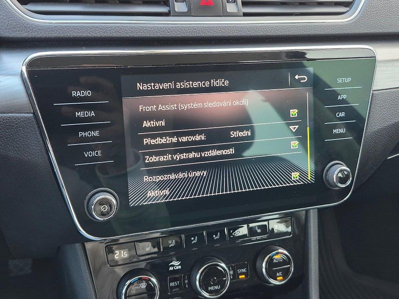 Škoda Superb (2018) Style 2.0 TDI 110kW Combi - fotka 19 z 29