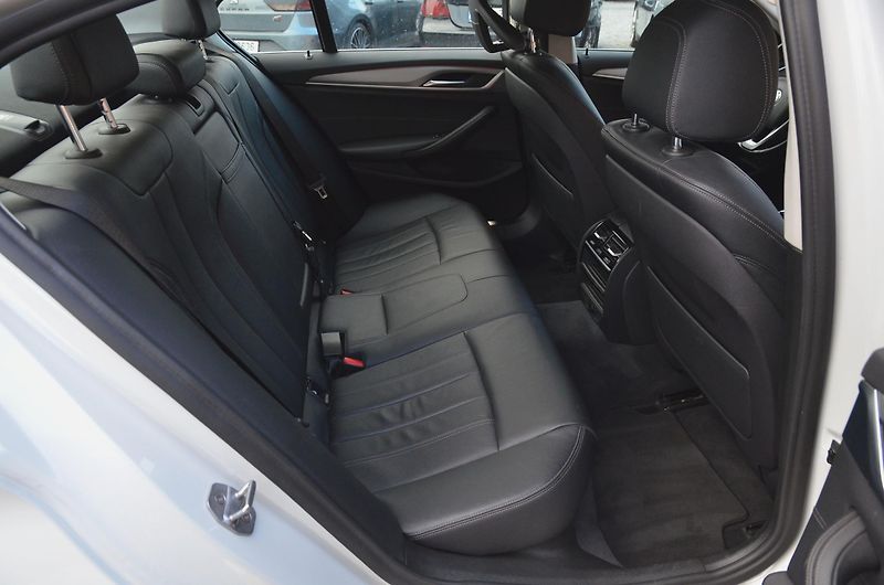 BMW Řada 5 (2017) 520d xDrive 140kW / ČR / DPH  - fotka 11 z 36