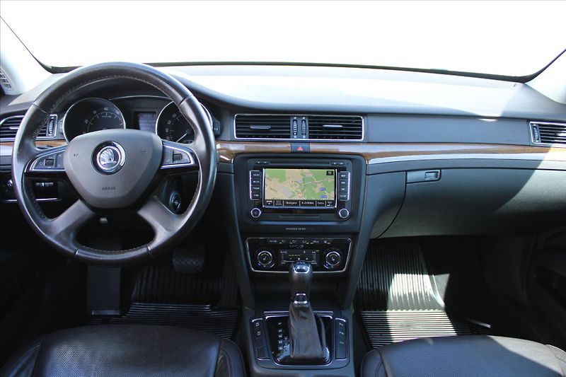 Škoda Superb 3.6 FSI 4x4 L&K NAVI DPH ČR - fotka 12 z 25