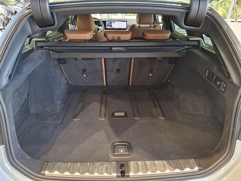 BMW Řada 3 320d xDrive Touring M-Sport - fotka 34 z 37