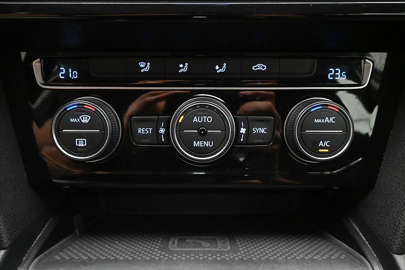 Volkswagen Passat 2,0 TDI 110 kW DSG Business Zá - fotka 21 z 32