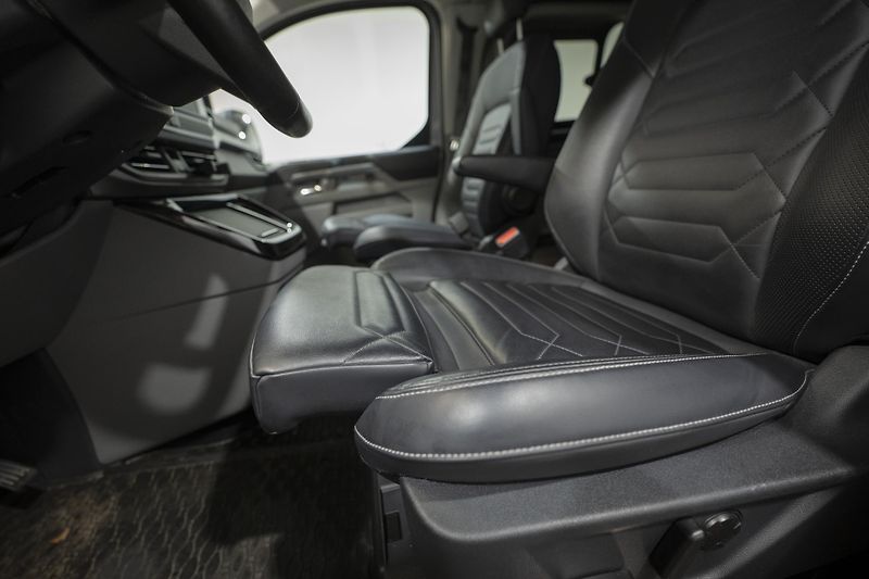 Ford Tourneo Custom 2.0 EcoBlue 125 kW 4x4 - fotka 27 z 53