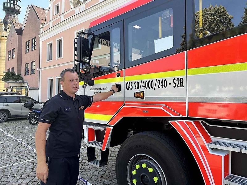 Dobrovolní hasiči ve Vysokém Mýtě získali profesionální techniku. V jejich garáži nově parkuje zásahový vůz Tatra Force.