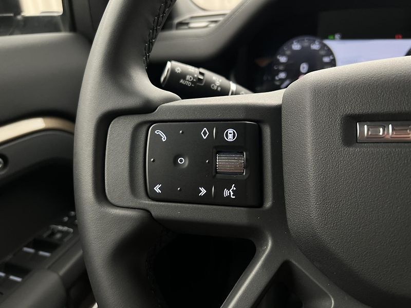 Land Rover Defender 110 D300 X-DYNAMIC SE 1. maj. - fotka 24 z 45