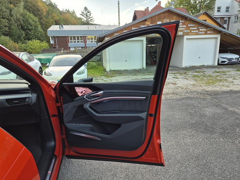 Audi e-tron 55 QUATTRO 300kw SOH 95 % - fotka 39 z 49