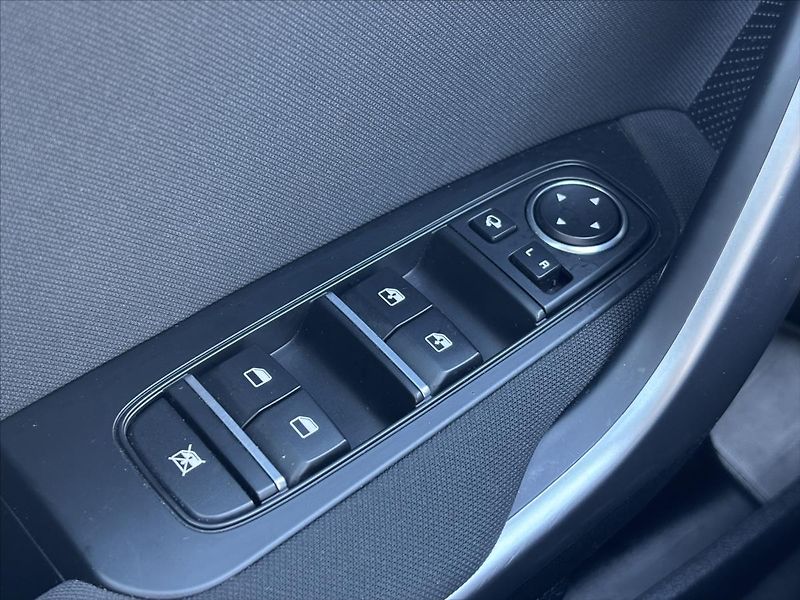 Kia Ceed 1,5 TGDi TOP ZÁRUKA TOP STAV - fotka 31 z 42