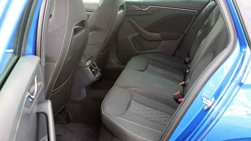 Škoda Scala a Říp v pozadí