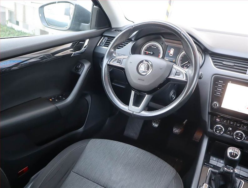 Škoda Octavia (2019) 1.6 TDI, Navi, Tempomat - fotka 7 z 16
