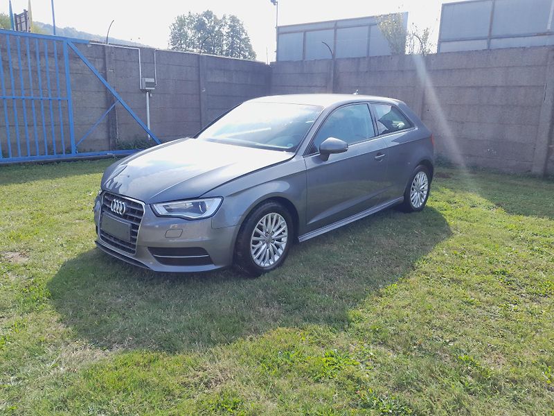 Audi A3 (2015) 1,6 TDI serviska 2x klíč - fotka 1 z 17