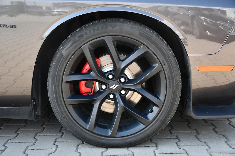 Dodge Challenger 5.7 V8 HEMI - fotka 37 z 41